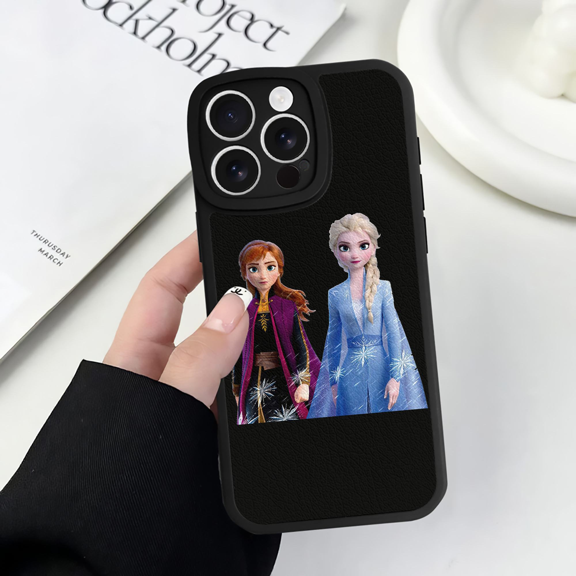 （画像用） アナと雪の女王 アンナ エルサ Frozen Anna Elsa 【iPhone 16シリーズ対応】シリコンスマホケース（レザー調） 材質：シリコン